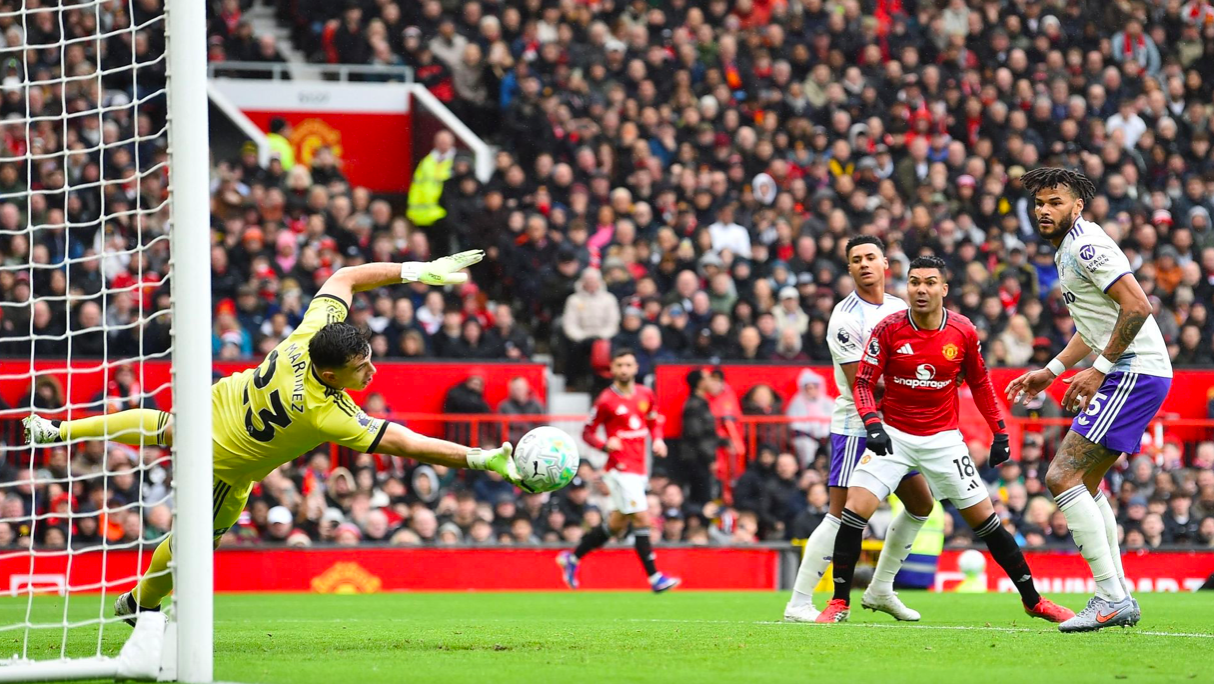 开云电竞官网-豪门悲喜夜：曼联3-1维拉跻身前3 利物浦1-1惨遭热刺绝平 巴萨5-2