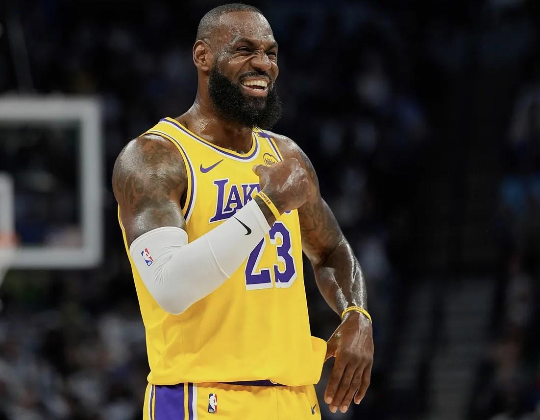 电竞平台-詹姆斯谈东契奇绝杀：划时代球员的关键进球，绝对大场面先生