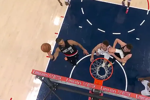 开云电竞手机版-卡马拉空中摘板抡臂砸扣可惜扣飞，开拓者还领先快船10分